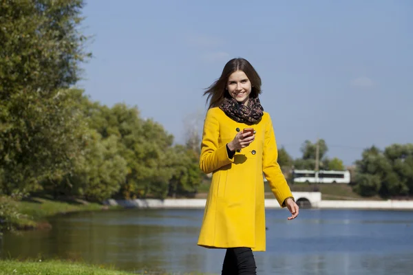 Joyeux belle femme appelant par téléphone — Photo