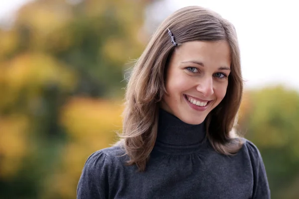 Primo piano ritratto di una giovane donna felice sorridente — Foto Stock