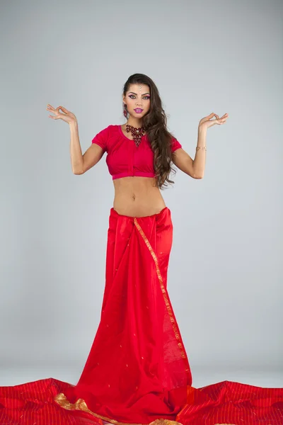 Joven mujer india asiática tradicional en sari indio — Foto de Stock