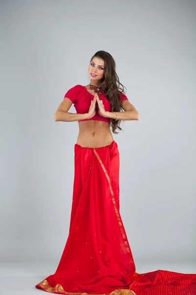 Jovem mulher indiana asiática tradicional em sari indiano — Fotografia de Stock