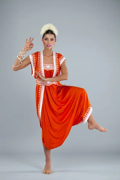 Jovem mulher indiana asiática tradicional em sari indiano — Fotografia de Stock