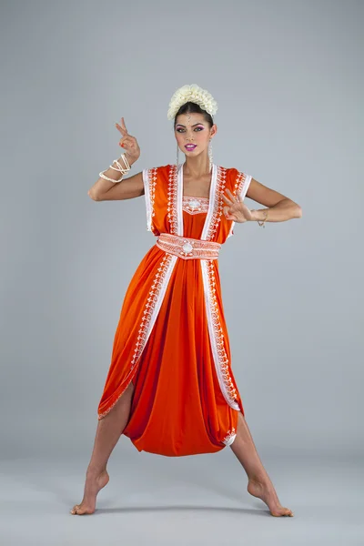 Joven mujer india asiática tradicional en sari indio — Foto de Stock