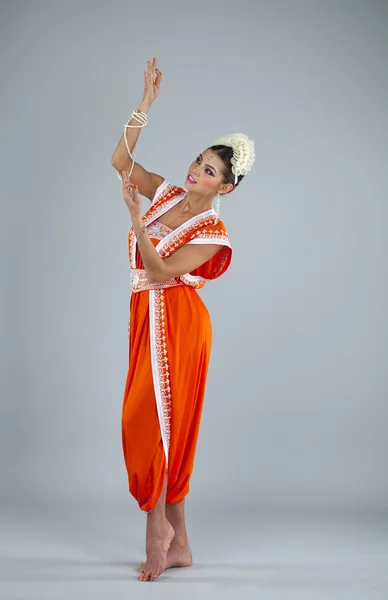 Jovem mulher indiana asiática tradicional em sari indiano — Fotografia de Stock