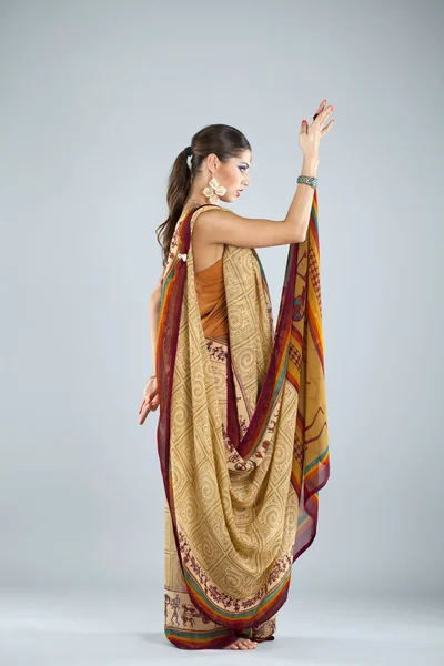 Genç geleneksel Hint Asyalı Hint sari — Stok fotoğraf