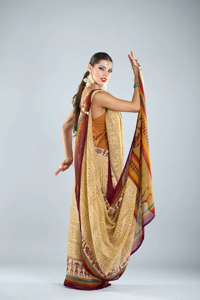 印度纱丽传统的年轻亚洲印度女人 — 图库照片