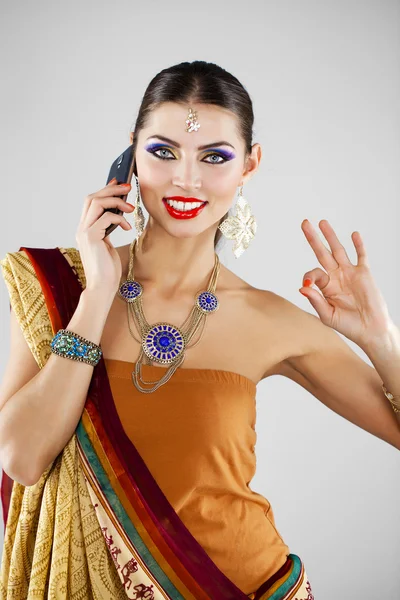 Jovem mulher indiana asiática tradicional em sari indiano — Fotografia de Stock