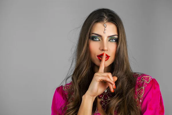 Femme a mis l'index sur les lèvres comme signe de silence — Photo