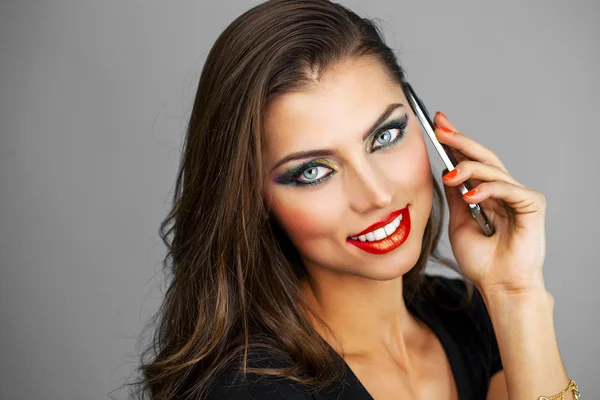 아름다운 젊은 여자가 휴대폰으로 이야기하는 모습 — 스톡 사진
