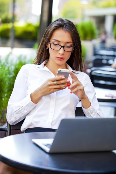 Jeune femme d'affaires travaillant sur un ordinateur portable — Photo