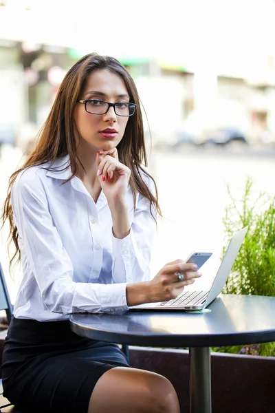 Jonge zakenvrouw werken op een laptop — Stockfoto