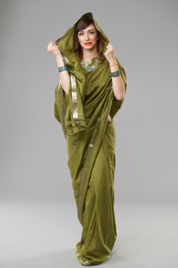 Hint yeşil elbiseli genç güzel kadın