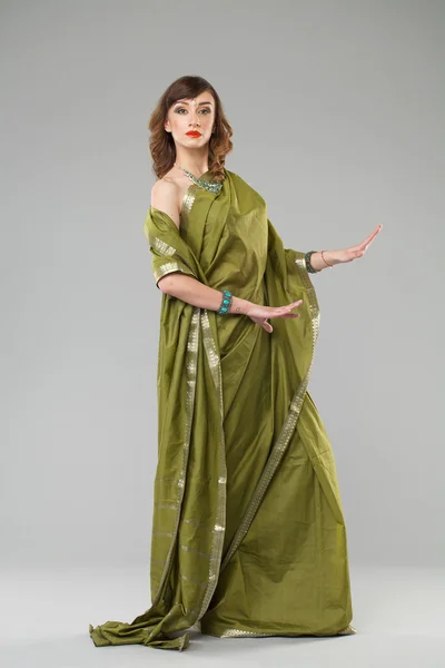 Jonge mooie vrouw in Indiase groene jurk — Stockfoto
