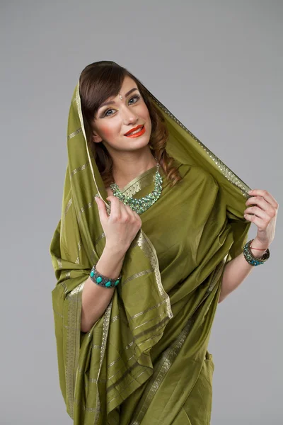 Jeune jolie femme en robe verte indienne — Photo