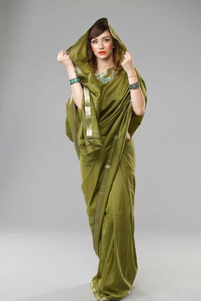 Mladá hezká žena v indické zelené šaty — Stock fotografie