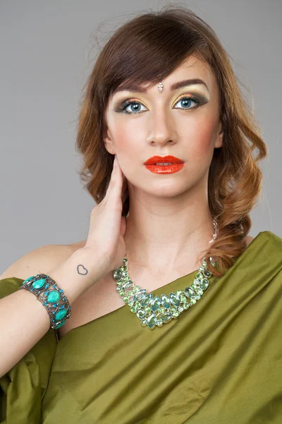 Jeune jolie femme en robe verte indienne — Photo