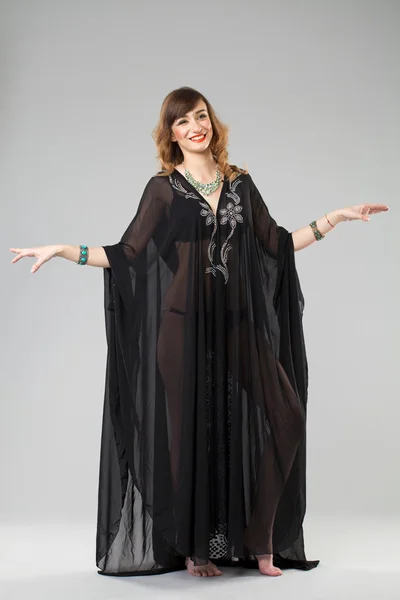 Retrato da jovem mulher sexy em árabe túnica preta — Fotografia de Stock