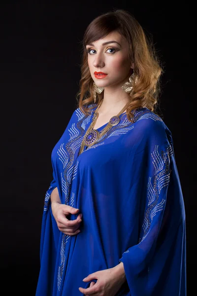 Portret van de jonge sexy vrouw in blauwe tuniek Arabic — Stockfoto