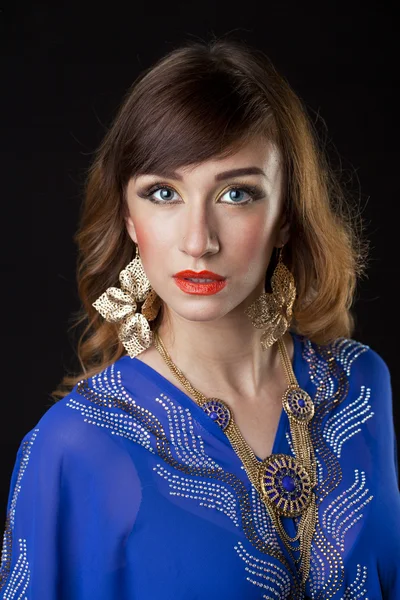 Portret van de jonge sexy vrouw in blauwe tuniek Arabic — Stockfoto