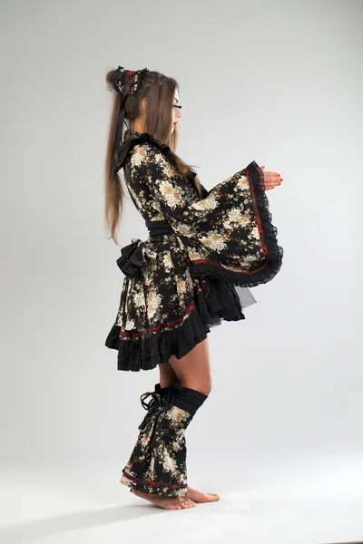 Schöne junge Frau im Kimono — Stockfoto