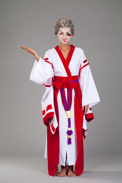 Όμορφη νεαρή γυναίκα στο λευκό κιμονό — Φωτογραφία Αρχείου