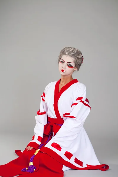 Schöne junge Frau im weißen Kimono — Stockfoto