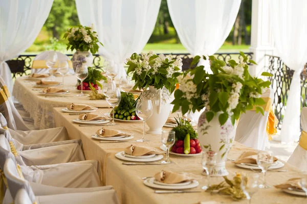 Silla decorada y mesas para boda — Foto de Stock