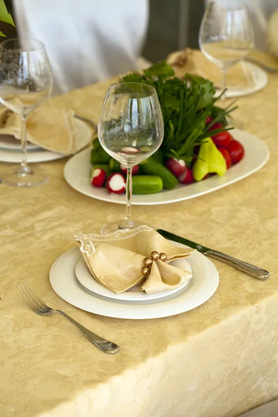 Silla decorada y mesas para boda —  Fotos de Stock