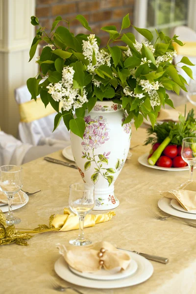 Silla decorada y mesas para boda —  Fotos de Stock