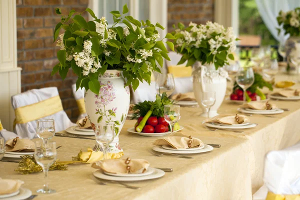 Silla decorada y mesas para boda — Foto de Stock