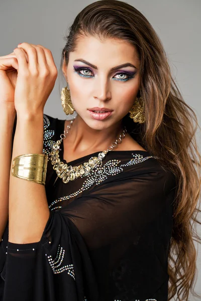 Portret młodej kobiety sexy w czarna tunika arabski — Zdjęcie stockowe