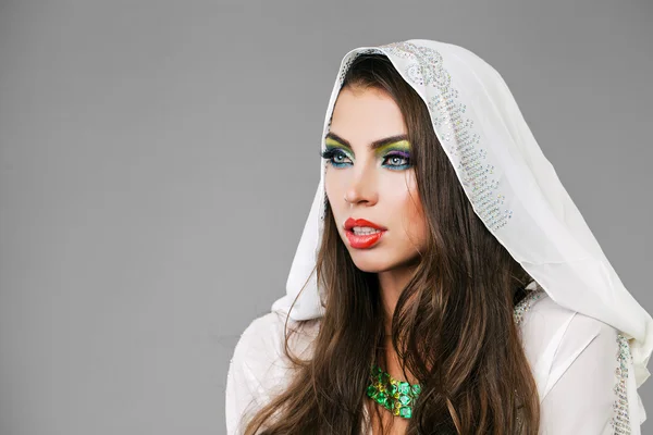 Ritratto della giovane donna sexy in tunica bianca araba — Foto Stock