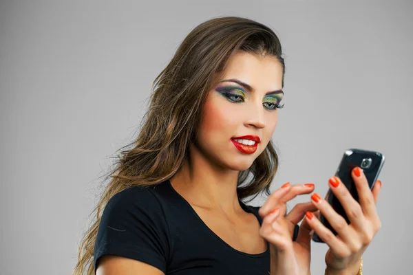 Mulher bonita escreve uma mensagem no telefone — Fotografia de Stock