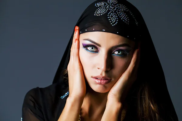 Portrait de la jeune femme sexy en tunique noire arabe — Photo