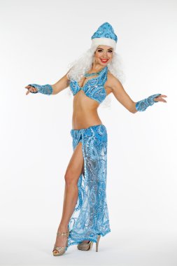 Rus kar kızlık giyinmiş genç güzel kadın