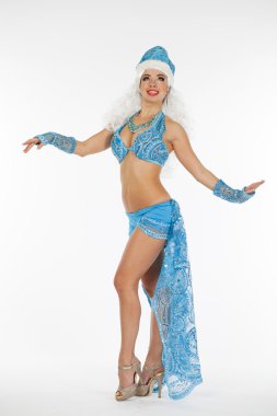 Rus kar kızlık giyinmiş genç güzel kadın