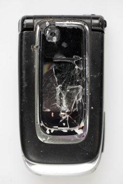 Kırık ekranlı cep telefonu