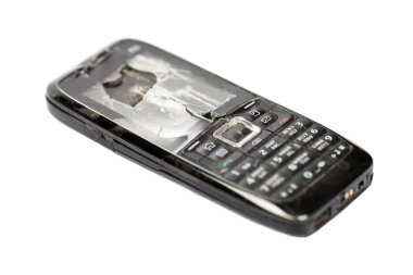 Kırık ekranlı cep telefonu