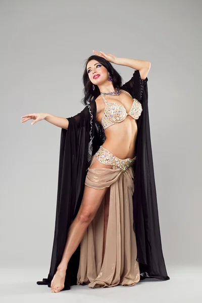Retrato da jovem mulher sexy em saia árabe longa — Fotografia de Stock
