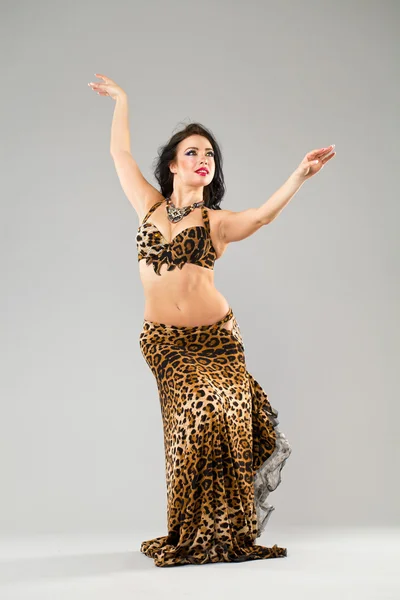Porträtt av unga sexiga kvinnan i leopard kjol — Stockfoto