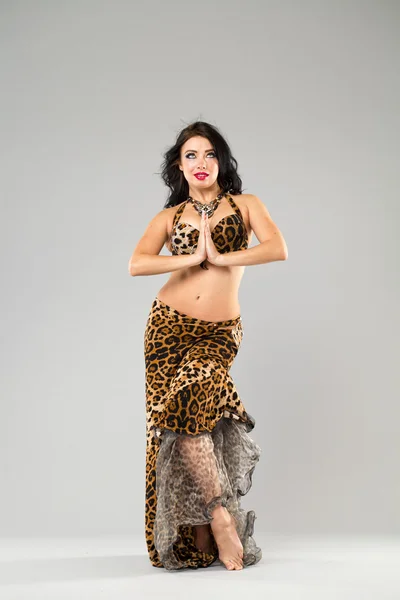 Retrato de la joven mujer sexy en falda de leopardo —  Fotos de Stock