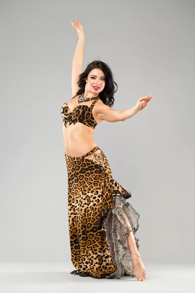 Retrato de la joven mujer sexy en falda de leopardo — Foto de Stock