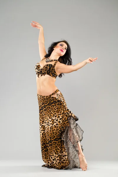 Retrato da jovem mulher sexy na saia de leopardo — Fotografia de Stock