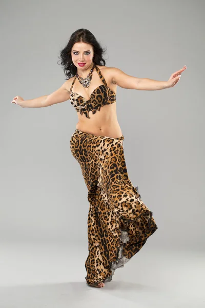 Mujer sexy joven en trajes de danza de leopardo —  Fotos de Stock