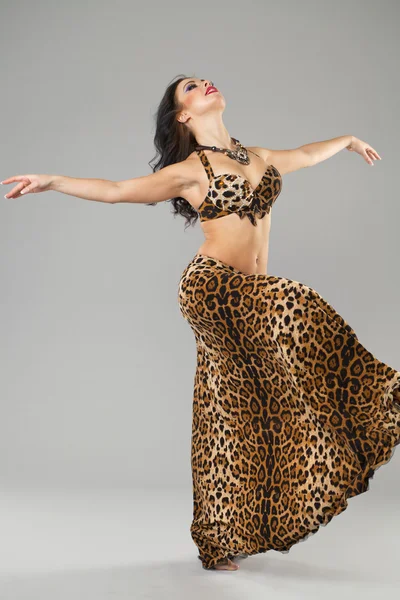 Mujer sexy joven en trajes de danza de leopardo — Foto de Stock