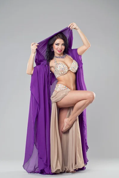在紫色袍阿拉伯语年轻性感女人的画像 — 图库照片