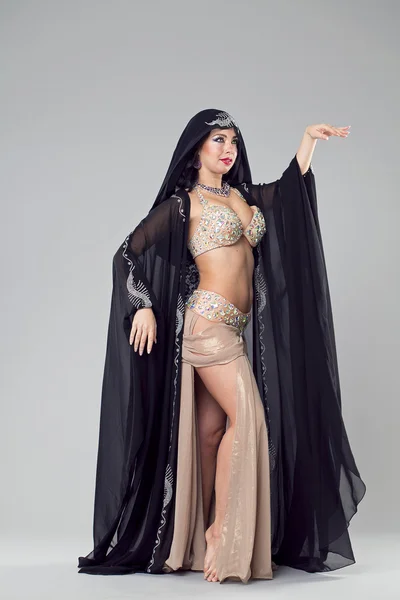 Retrato da jovem mulher sexy em árabe túnica preta — Fotografia de Stock