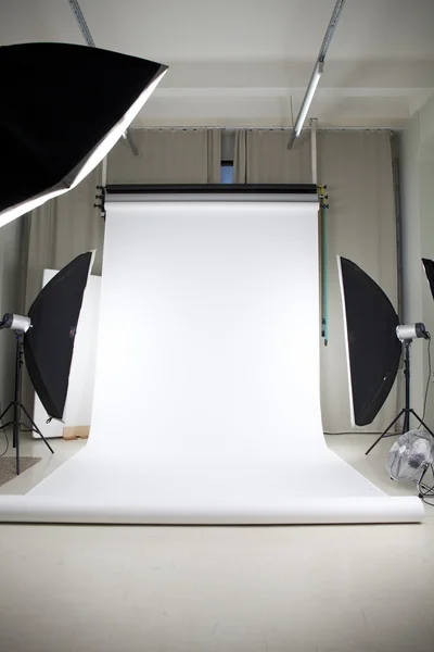 Estudio fotográfico con equipo de iluminación — Foto de Stock