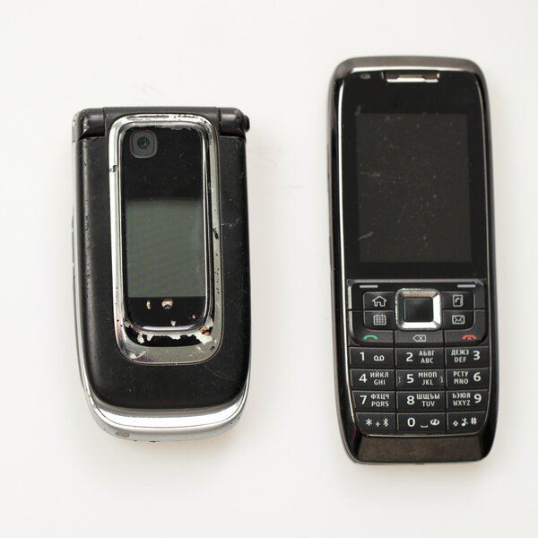 Два старых мобильных телефона
 