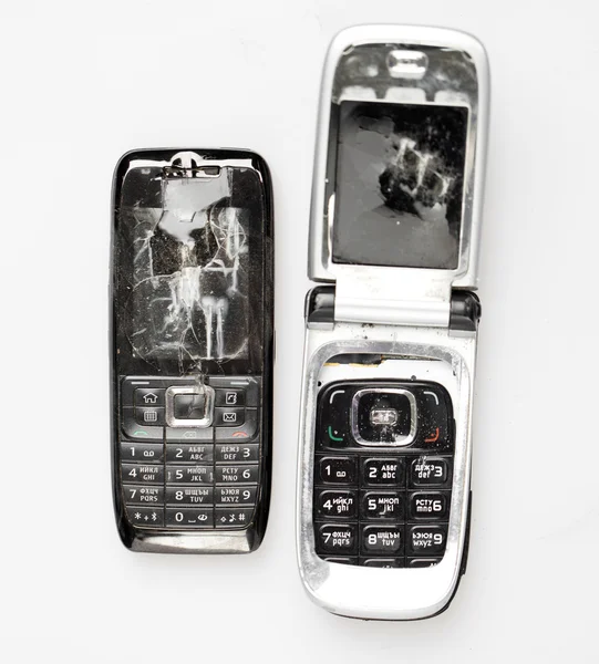 两个破的手机上白色孤立 — 图库照片