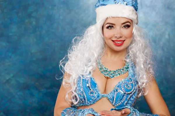 Ung vacker kvinna klädd som ryska snow maiden — Stockfoto